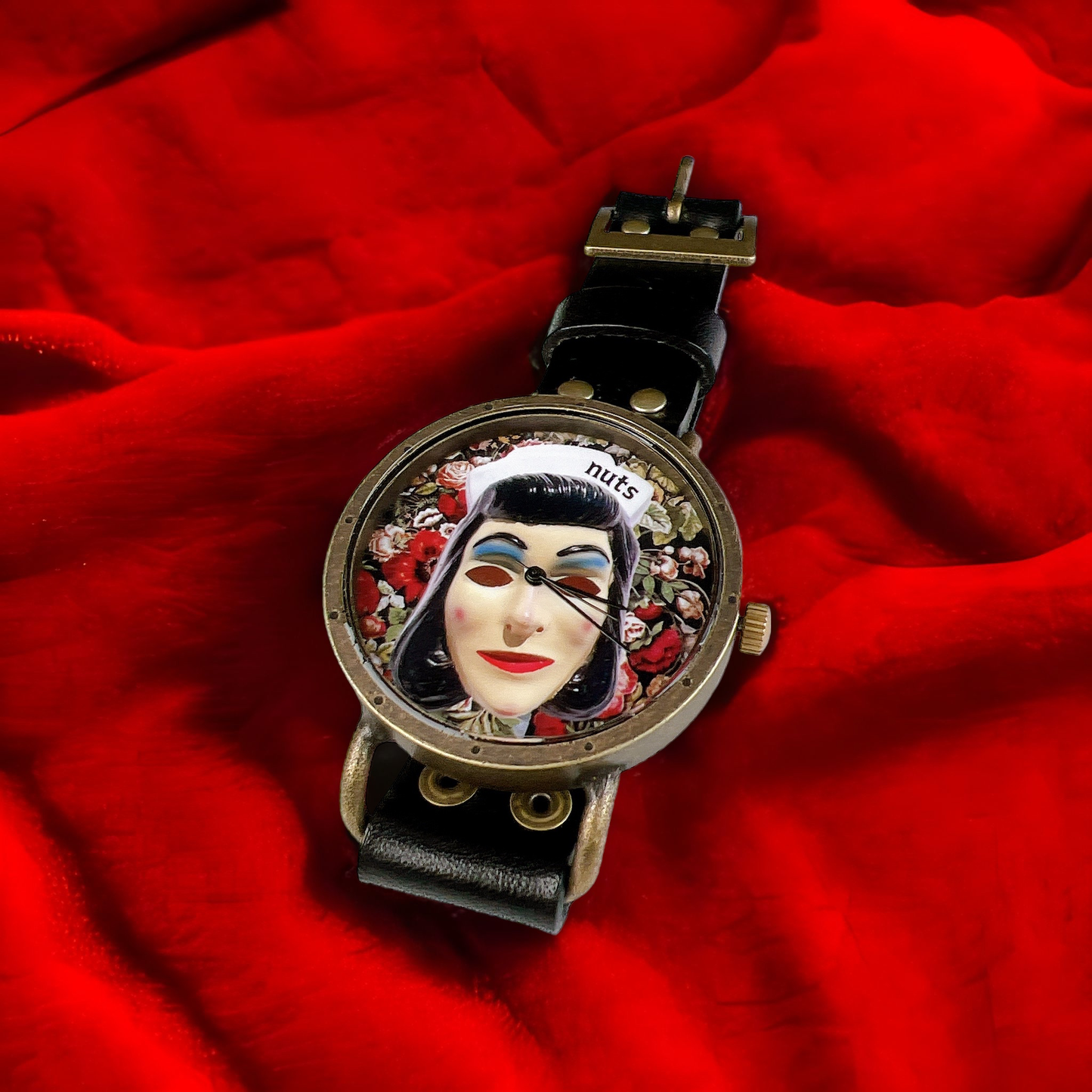 黒いベルトと丸いケースのnutsナースwatch