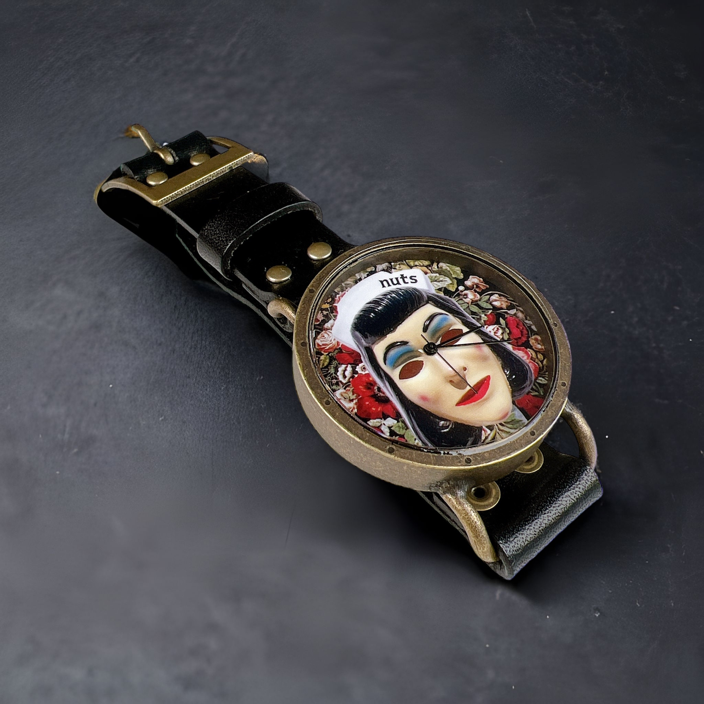 黒いベルトと丸いケースのnutsナースwatch