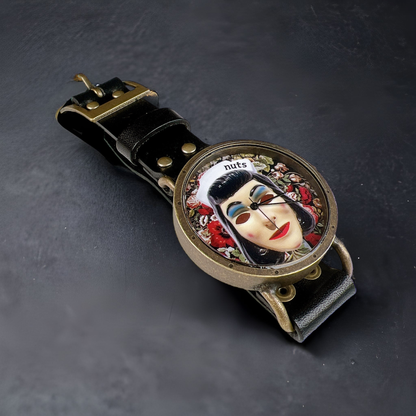 黒いベルトと丸いケースのnutsナースwatch