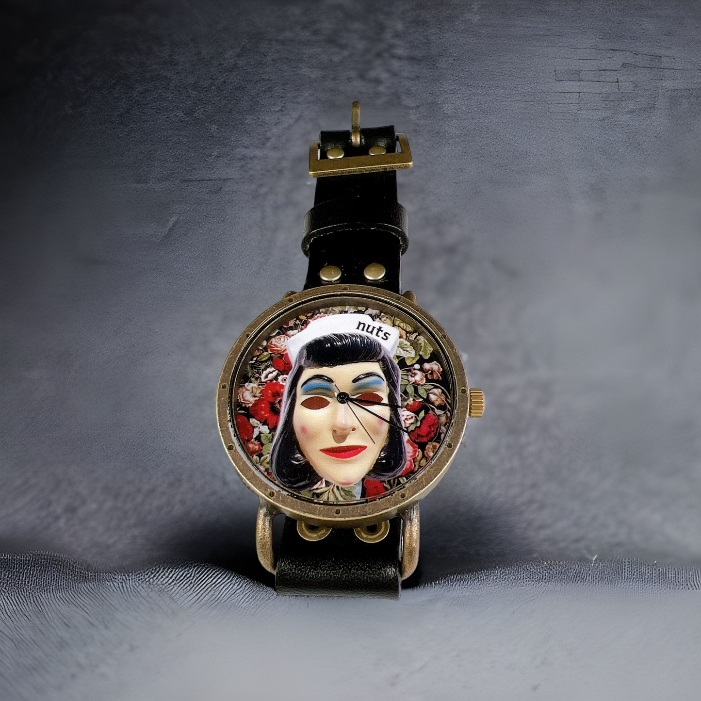 黒いベルトと丸いケースのnutsナースwatch