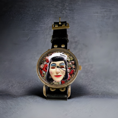 黒いベルトと丸いケースのnutsナースwatch