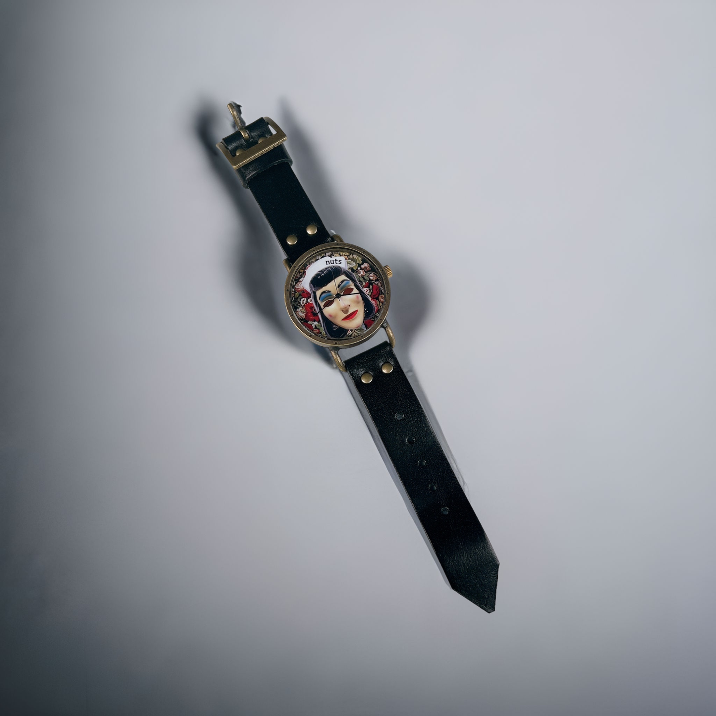 黒いベルトと丸いケースのnutsナースwatch
