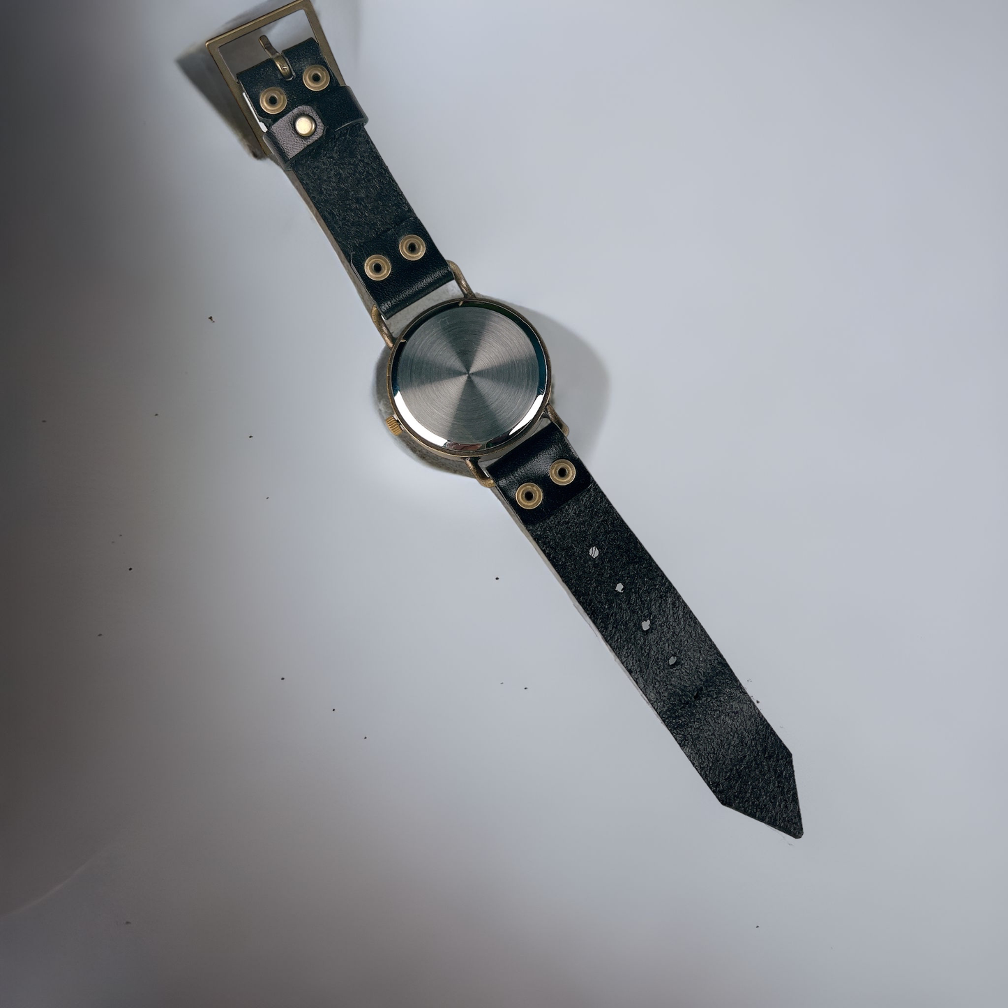 黒いベルトと丸いケースのnutsナースwatch