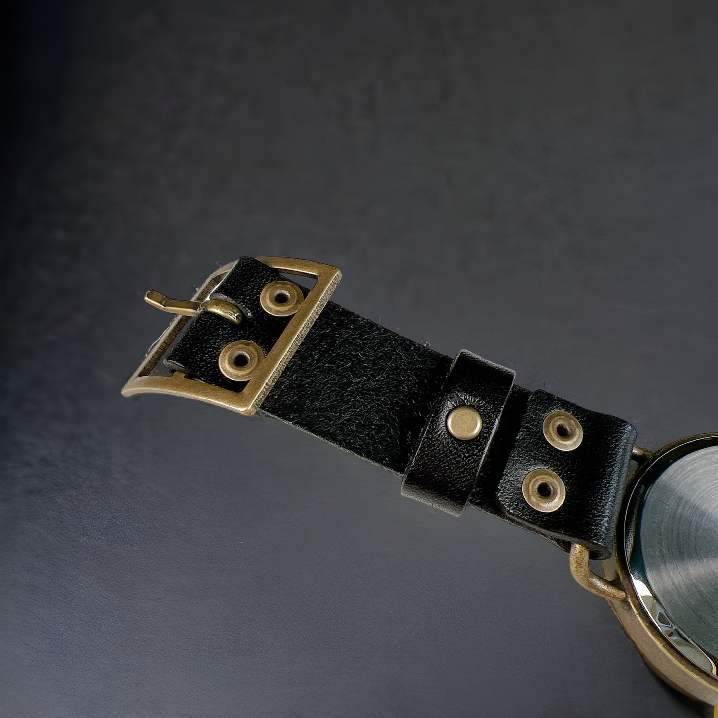 黒いベルトと丸いケースのnutsナースwatch
